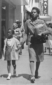 Dona in Oakland with her daughter, 1947